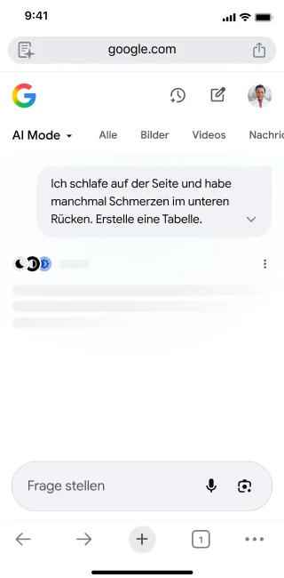Eine Person öffnet den KI-Modus in der Chrome App. Sie tippt auf „Frage stellen“, um die Tastatur aufzurufen.