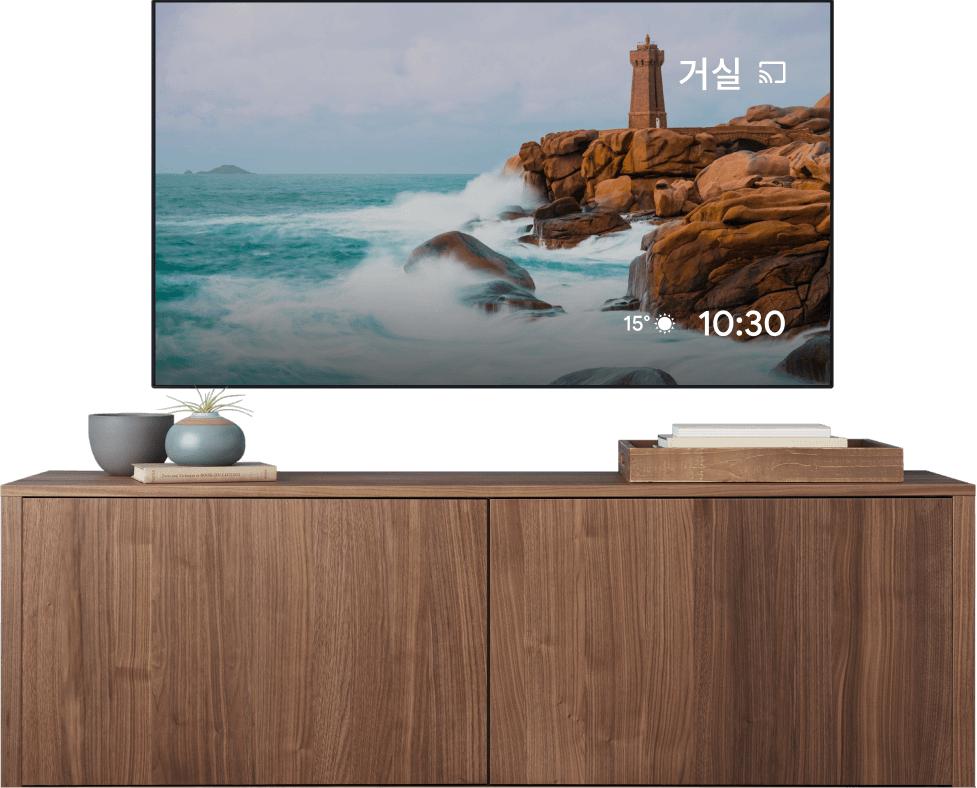 TV 화면에서 밀대로 빵 반죽을 밀고 있는 사람의 동영상이 재생되고 있고, 동일한 동영상이 노트북에서 전송되고 있습니다.